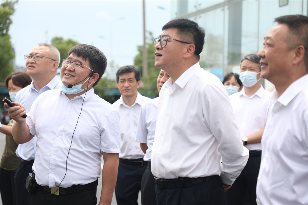 劉家強(qiáng)一行在清溪凈水廠調(diào)研